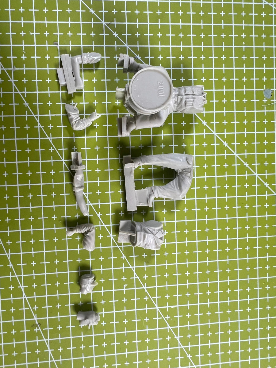 WWII Tank Repairmen 2-Figure Set 1/35 Resin Model Kit - 1/35 resin model view 2