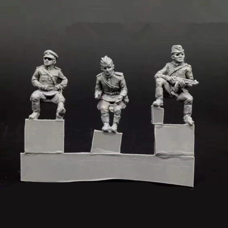 WWII Soviet Officers in Lend-Lease Jeep with Crew 1/72 Resin Diorama Set - resin model view 2