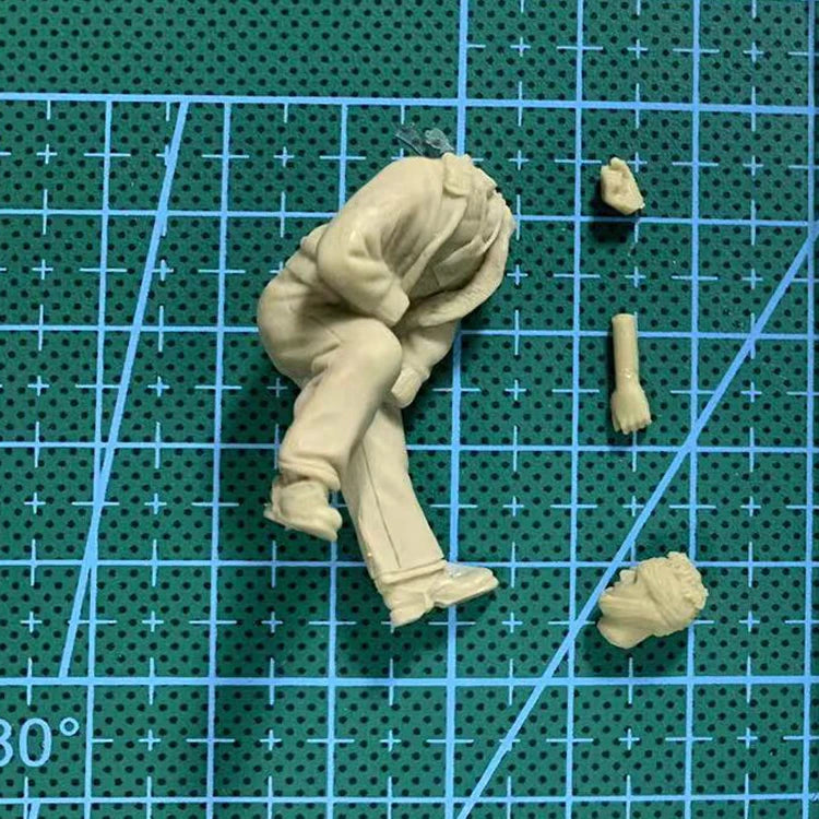 WWII Wounded Soldier Sitting 1/35 Resin Figure Diorama Set - 1/35 resin model view 3