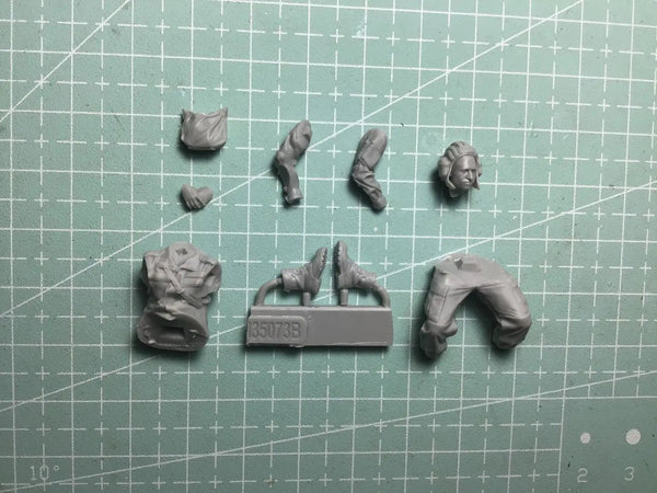 Modern Military Soldier with Comms Headset 1/35 Resin Figure Kit