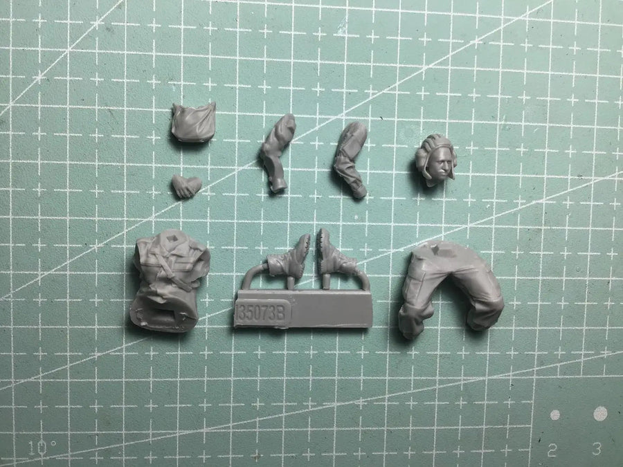 Modern Military Tank Commander with Soldier Figures 1/35 Resin Kit