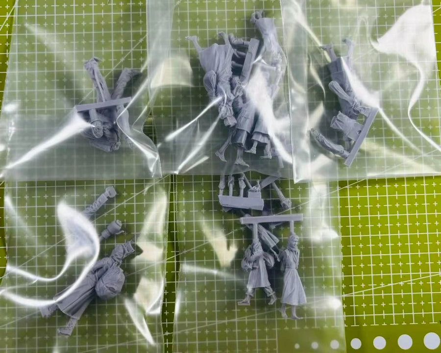 Modern Civilian Refugees 10-Figure Set 1/35 Scale Resin Model Kit - 1/35 resin model view 2