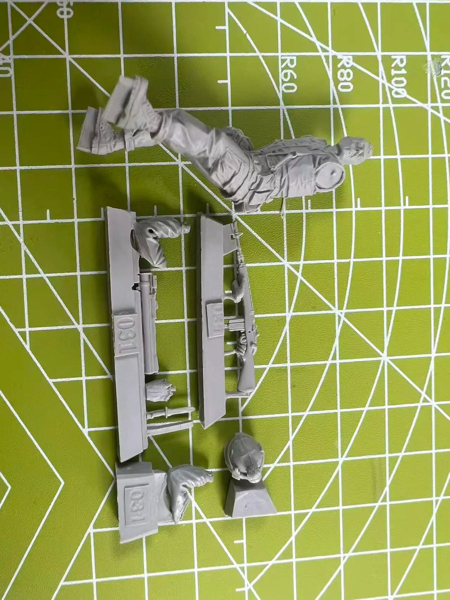 Modern Special Forces Soldier with Pistol and Casualty Figure 1/35 Resin Figure Kit - resin model view 3