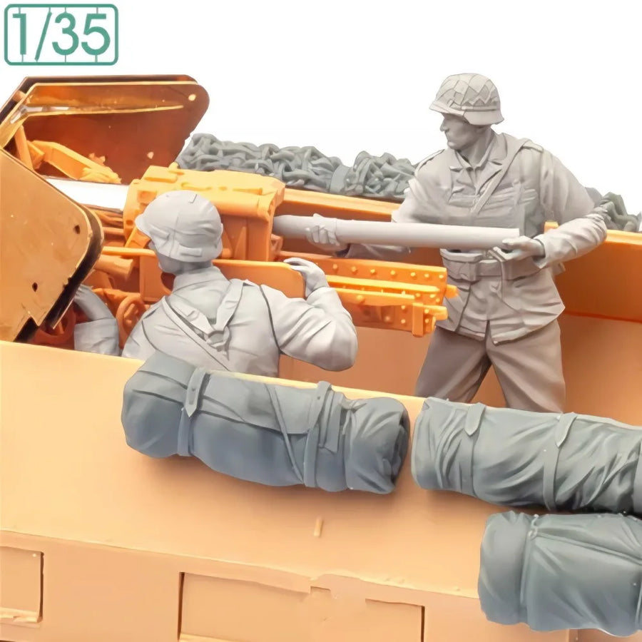 WWII German Tank Crew Loading Ammunition 1/35 Resin Figure Set - 1/35 resin model view 2