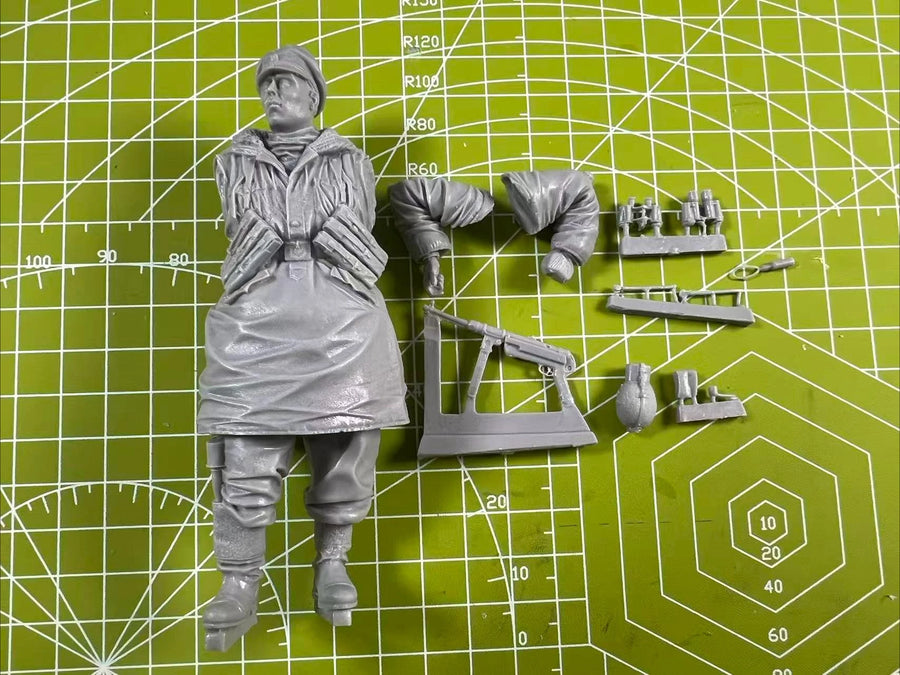 WWII Soviet Commander Kharkiv 1/16 Resin Figure Kit - 1/16 resin model view 2