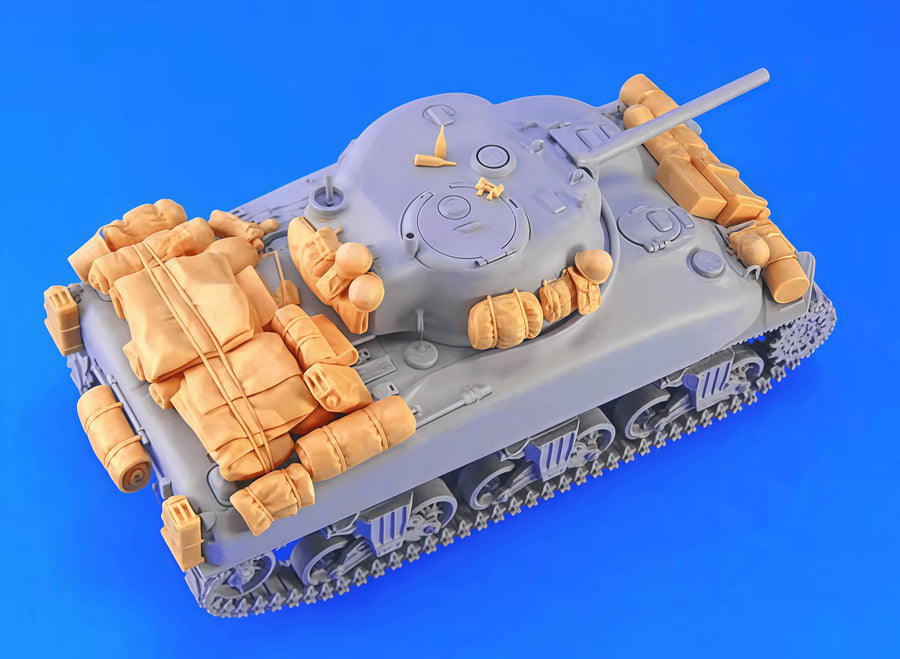 M4A1 Sherman Medium Tank with Stowage 1/35 Resin Model Kit - 1/35 resin model view 2