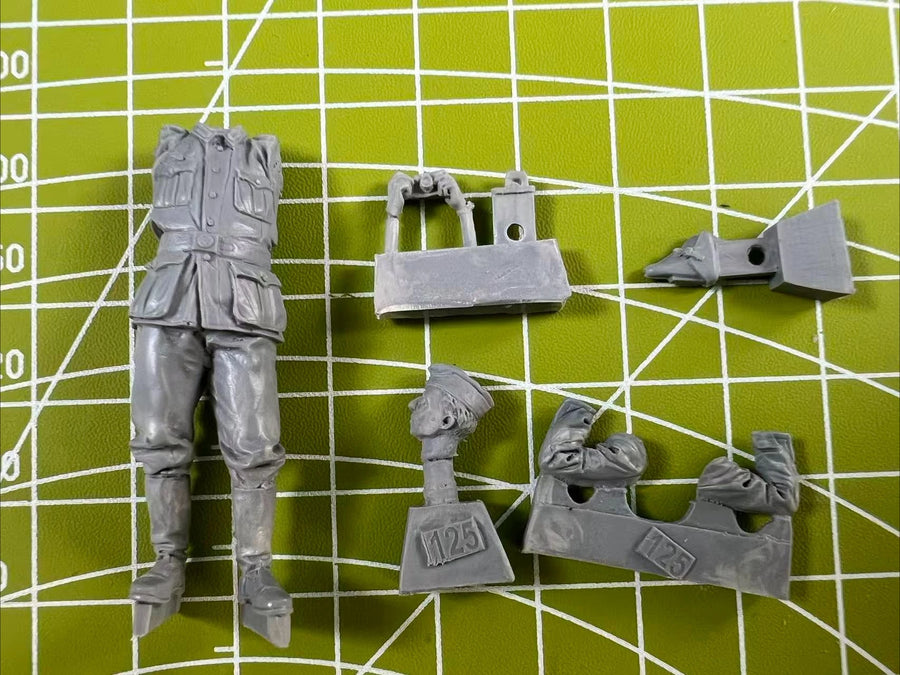 WWII War Photographer with Camera 1/35 Scale Resin Figure Kit - 1/35 resin model view 3