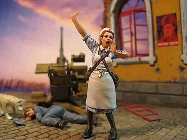 Women's Anti-Aircraft Gun Crew & Nurse 1/35 Resin Diorama Figure Set - 1/35 resin model view 3