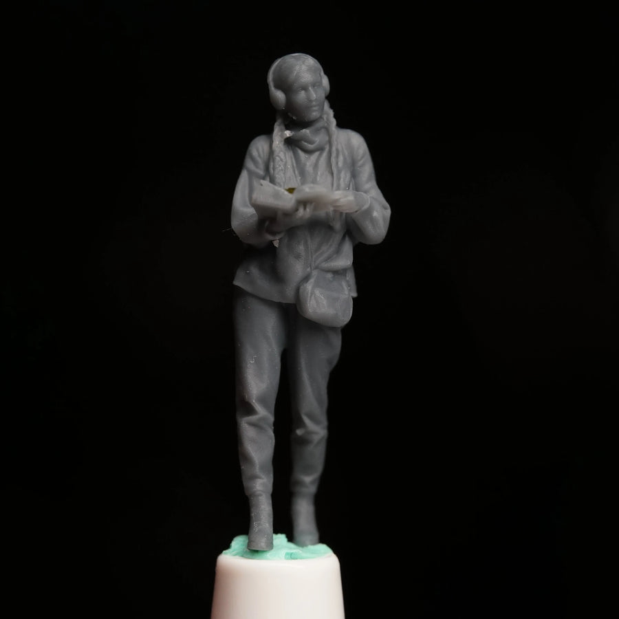 1/64 Casual Woman with Tablet Resin Figure Kit - 1/64 resin model view 2