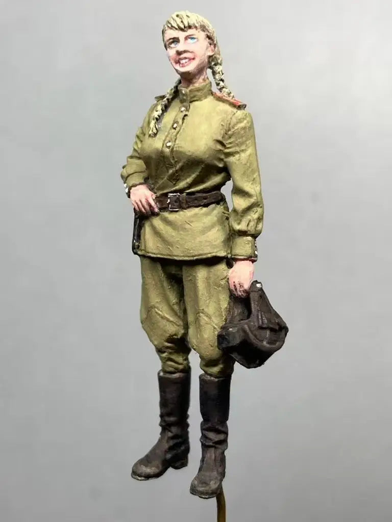 WWII Soviet Female Sniper 1/35 Scale Resin Figure - 1/35 resin model view 4