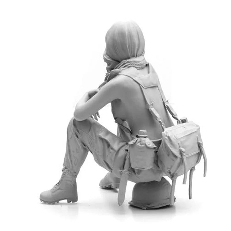 Female Soldier Crouching with Backpack 1/24 Resin Figure Kit - 1/24 resin model view 3