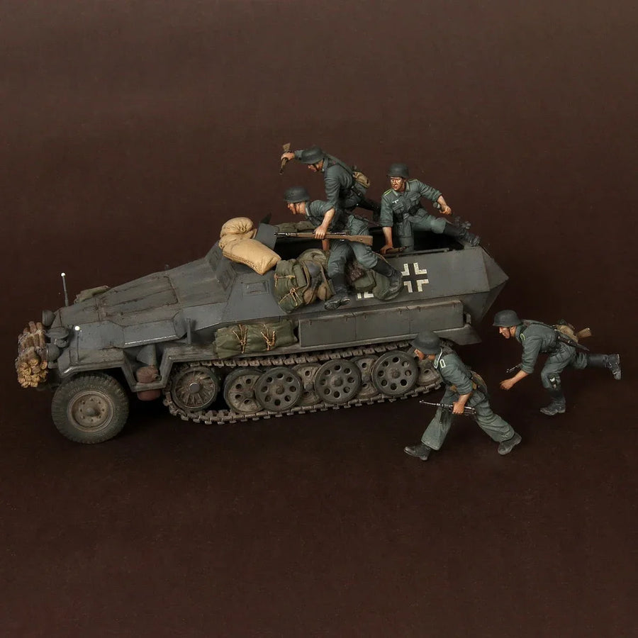 WWII German Panzergrenadiers with SdKfz 251 Halftrack 1/35 Resin Diorama Kit - 1/35 resin model view 4