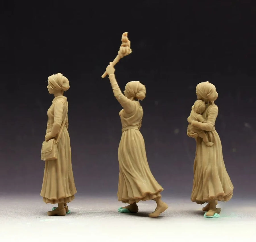 1/35 Scale Civilian Women 3-Figure Set Resin Model Kit - 1/35 resin model view 3