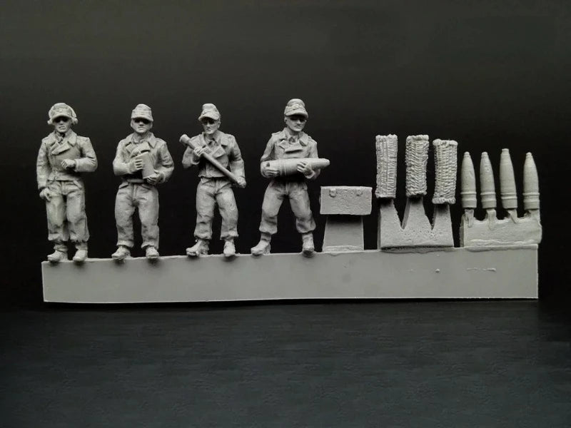 WWII German 150mm SPG Crew 4-Figure Set 1/72 Resin Kit - 1/72 resin model view 2