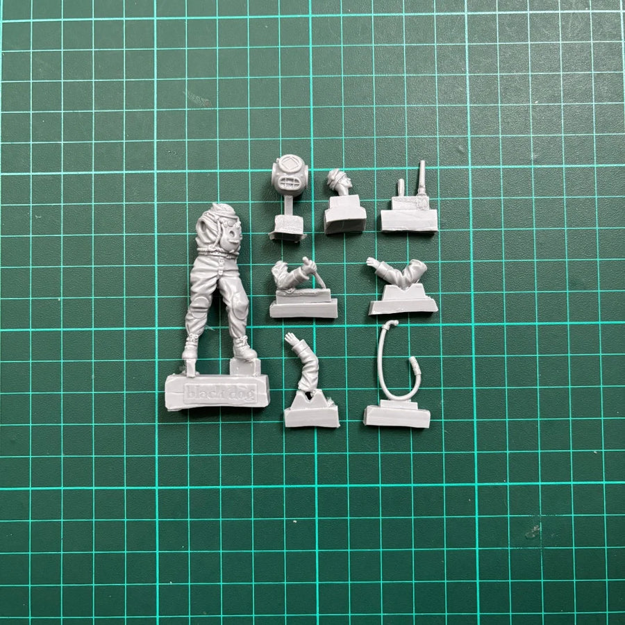 Vintage Deep Sea Diver in Helmet 1/35 Scale Resin Figure - 1/35 resin model view 5