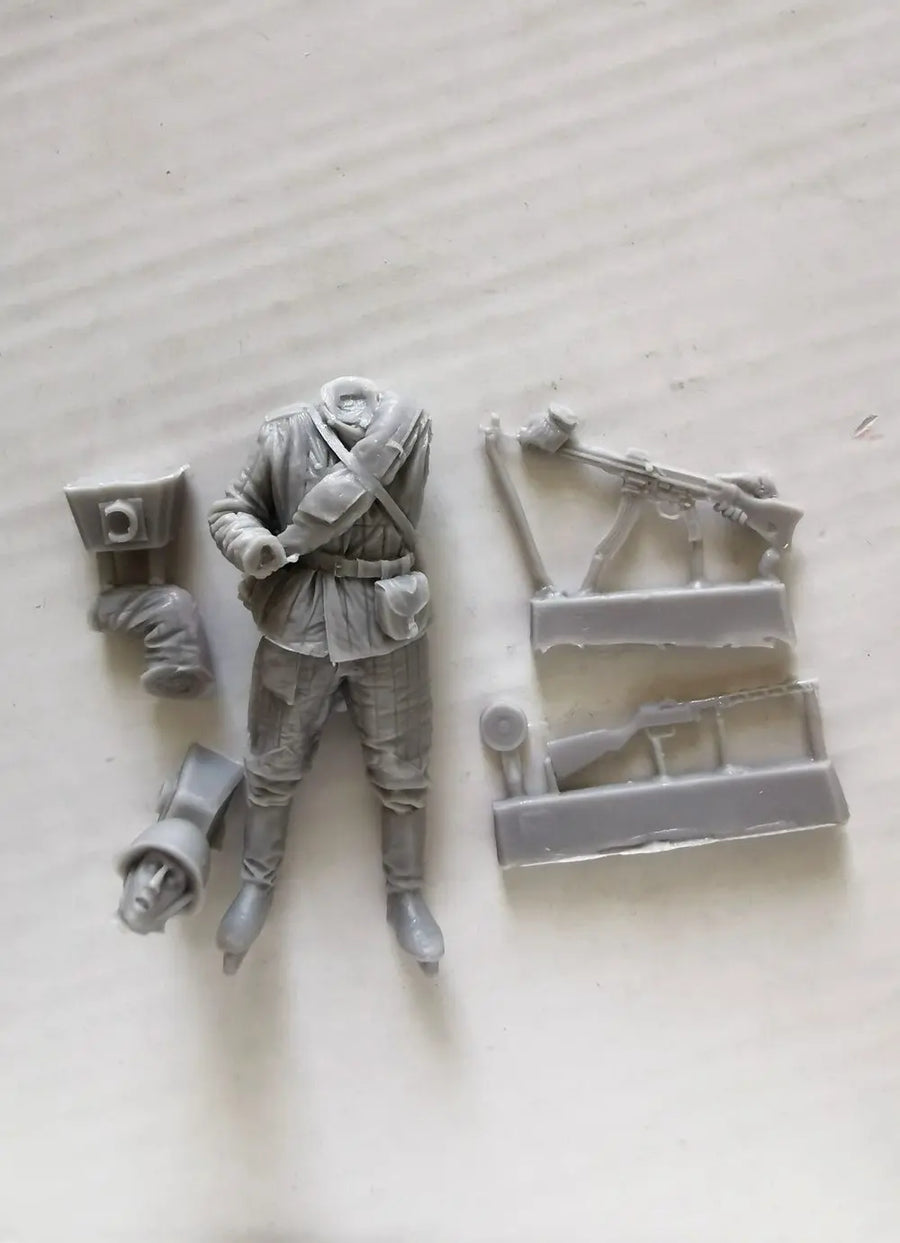 Soviet Soldiers and Fallen German Soldier 1/35 Resin Figure Kit - 1/35 resin model view 2