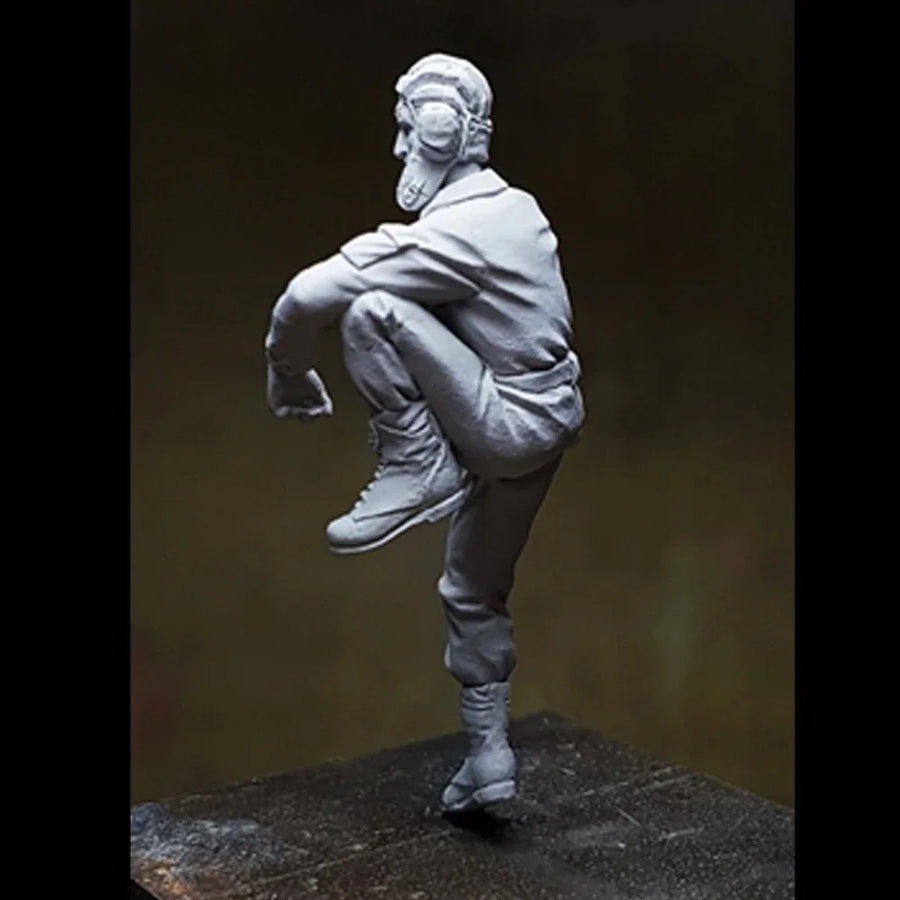 Soviet Tank Crew Member WWII 1/35 Scale Resin Figure Kit - 1/35 resin model view 2