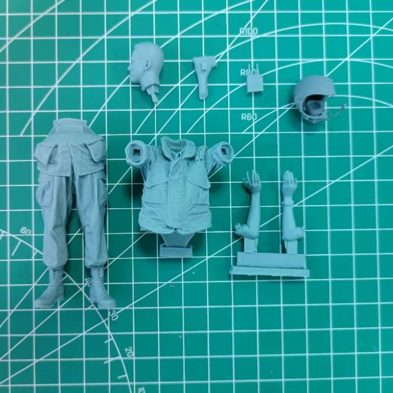 Modern Military APC Commander 1/16 Resin Figure Kit - 1/16 resin model view 5