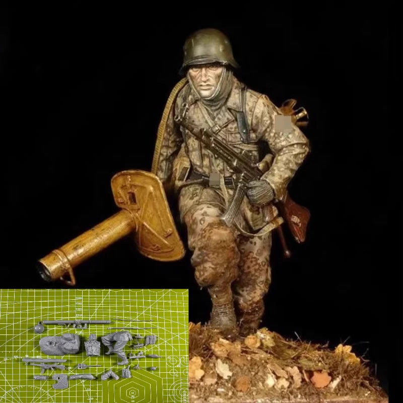 WWI German Soldier with Flamethrower 1/16 Resin Figure Kit - 1/16 resin model view 3