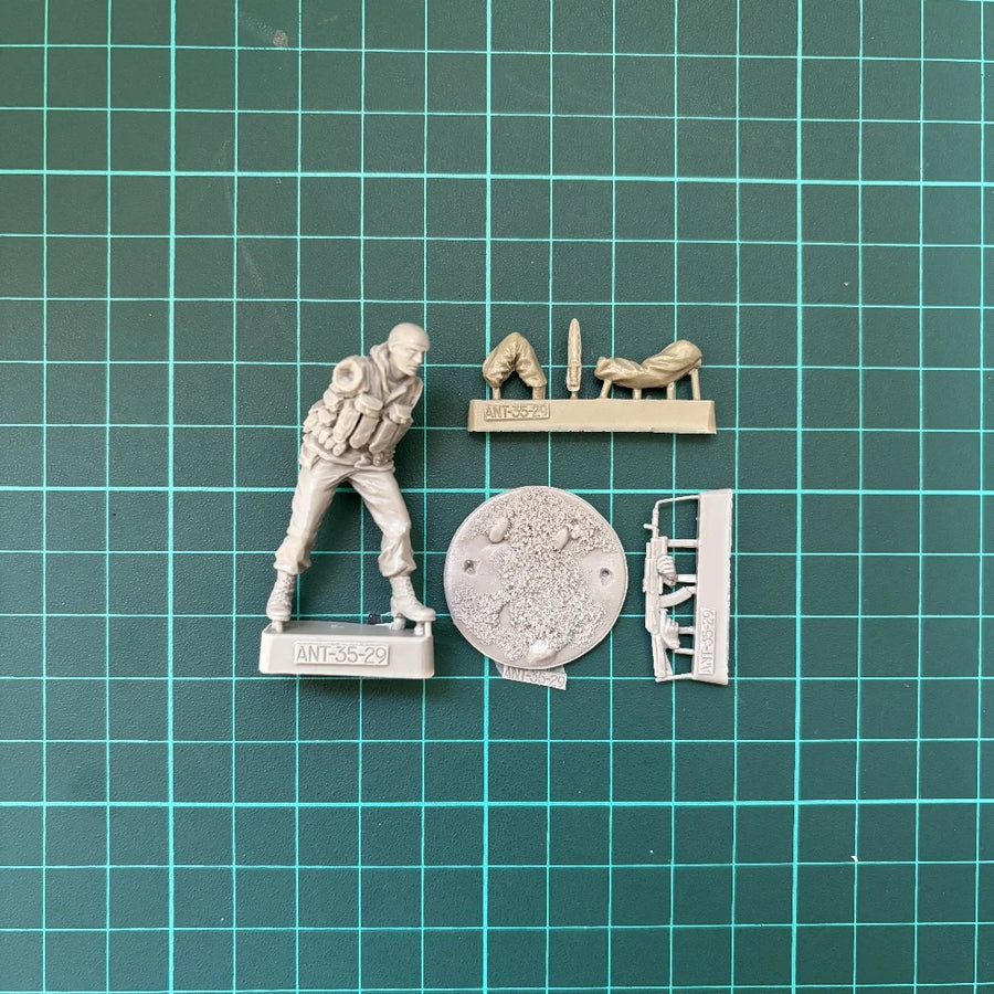 Modern Tactical Operator with MP5 Submachine Gun 1/35 Resin Figure Kit - resin model view 2