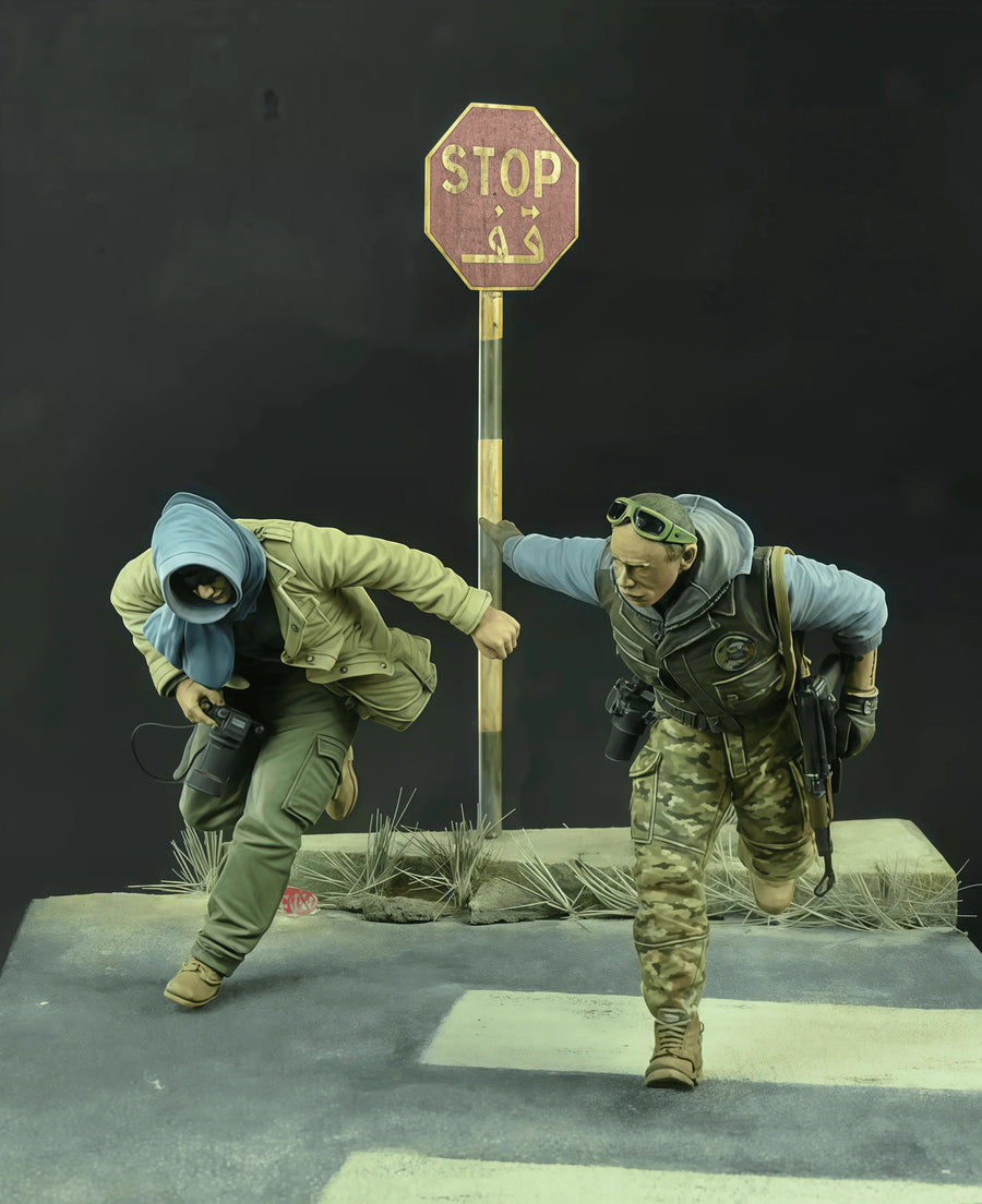 Modern Tactical Operators with Camera & Rifle 1/35 Resin Figure Kit - resin model view 2