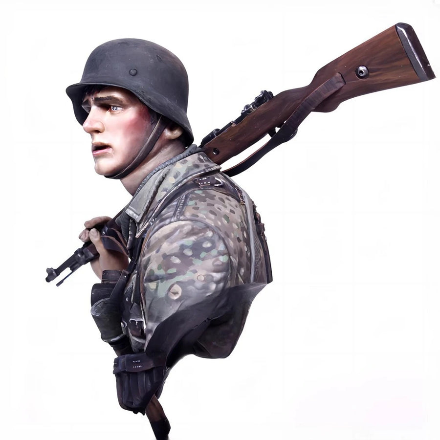 WWII German Soldier with Rifle 1/10 Resin Figure Kit - 1/10 resin model view 4