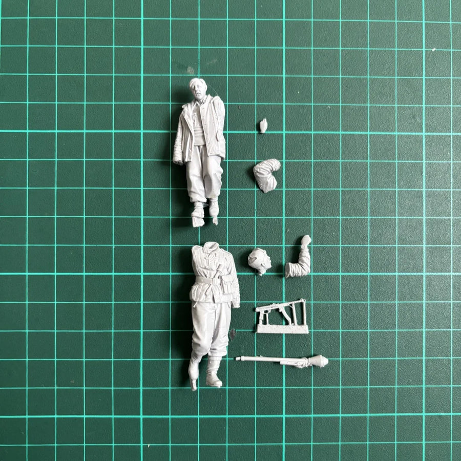 WWII Soviet Soldier with PPSh-41 Escorting German Prisoner 1/35 Resin Figure Kit - resin model view 3