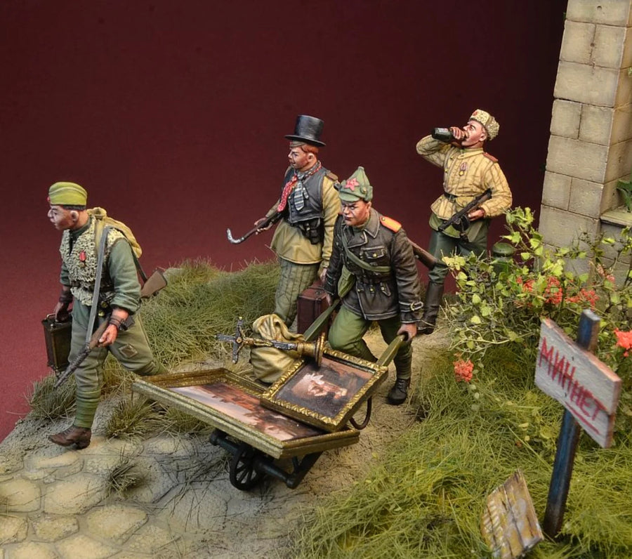WWII Soviet Military Personnel with Wheelbarrow 1/35 Resin Diorama Set - 1/35 resin model view 2