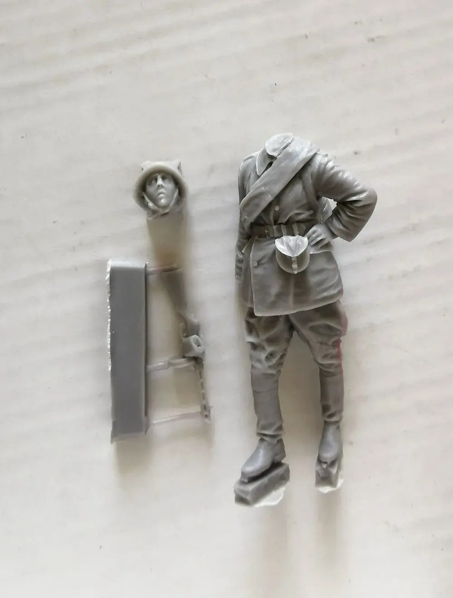 Soviet Soldiers and Fallen German Soldier 1/35 Resin Figure Kit - 1/35 resin model view 4