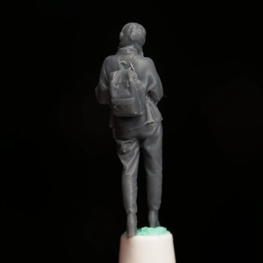 1/64 Casual Woman with Tablet Resin Figure Kit - 1/64 resin model view 4