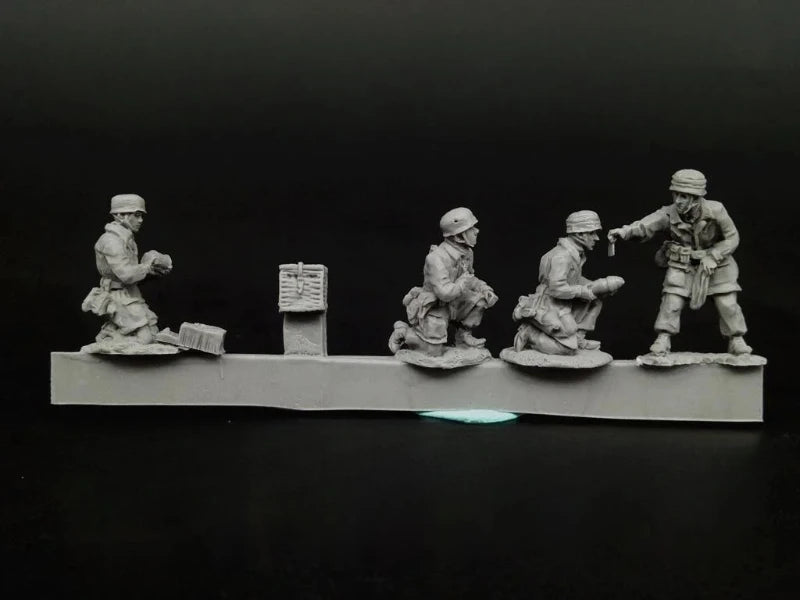 WWII German Luftwaffe Artillery Crew 1/72 Resin Figure Set - 1/72 resin model view 3