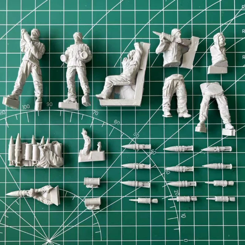 Modern Ukrainian Tank Crew 5-Figure Set 1/35 Resin Kit - 1/35 resin model view 3