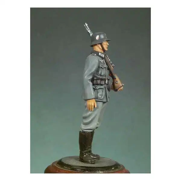 WWII German Wehrmacht Soldier 1/35 Resin Figure Kit - 1/35 resin model view 3