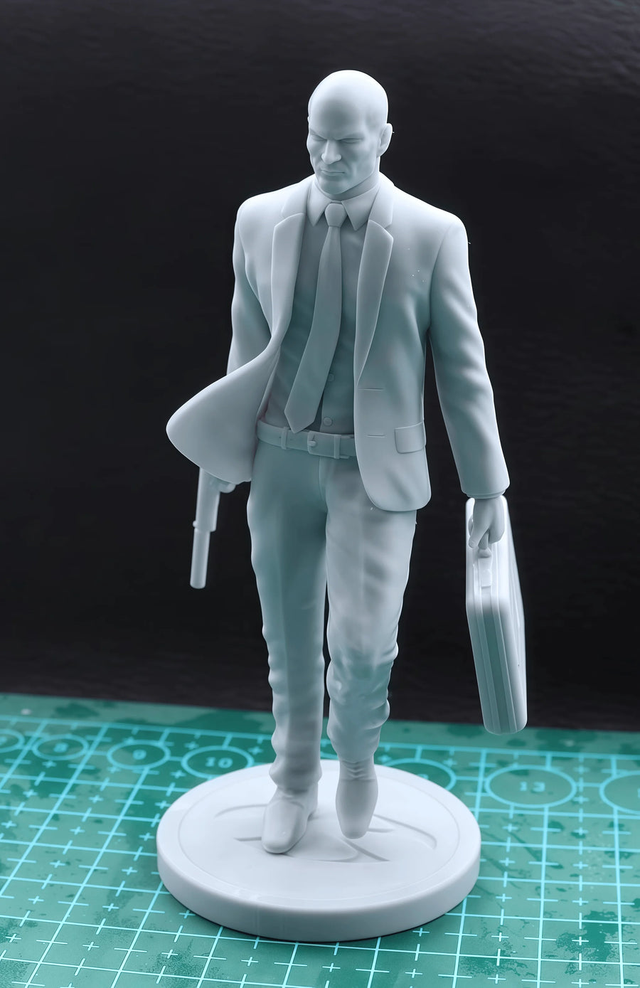 Bald Assassin in Suit with Pistols 1:24 Scale Resin Figure Kit - 1/24 resin model view 2