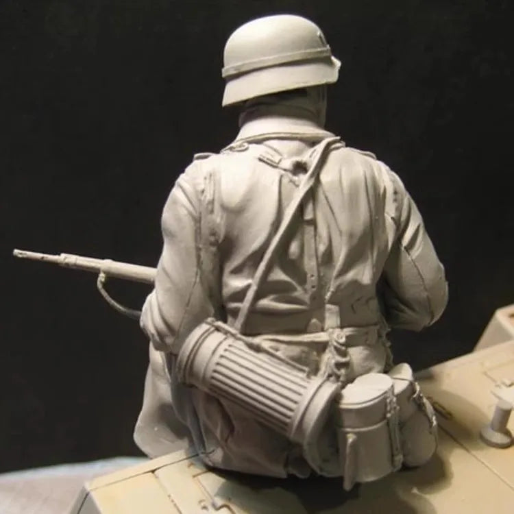 Modern Tank Crew Soldier Sitting 1/16 Resin Figure Kit - 1/16 resin model view 4