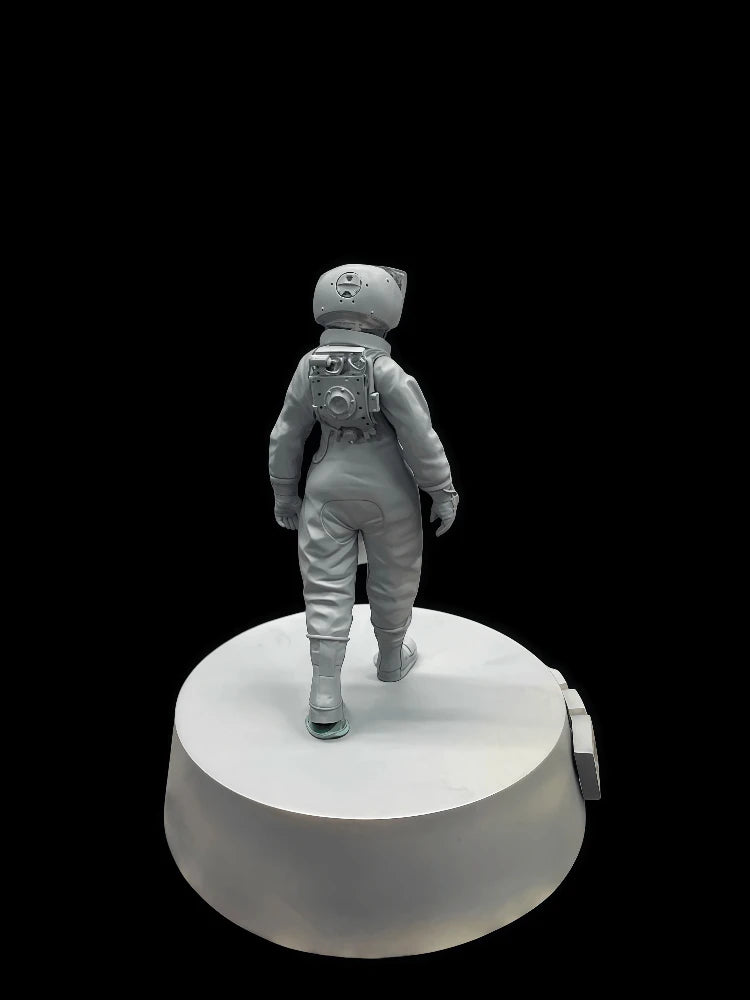 Female Astronaut in Spacesuit 1/20 Scale Resin Figure - 1/20 resin model view 2