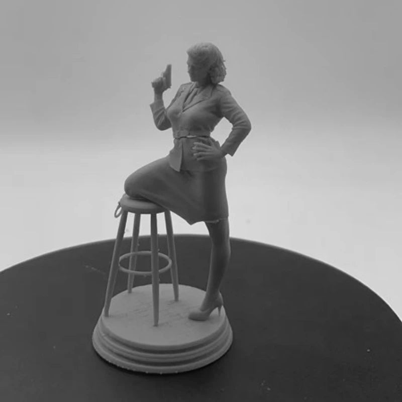 1940s Secret Agent Woman with Pistol 1/24 Resin Figure - 1/24 resin model view 3