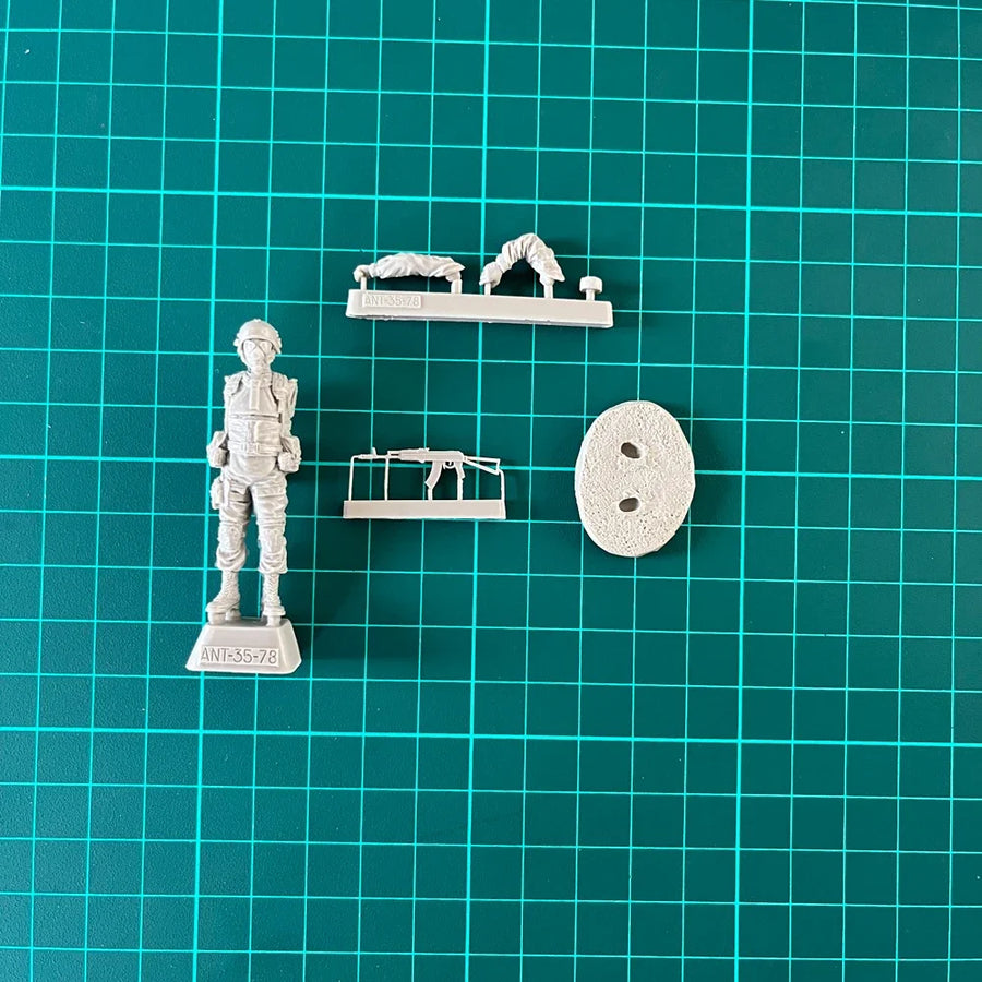 Modern Special Forces Operator with Rifle 1/35 Resin Figure Kit - 1/35 resin model view 3