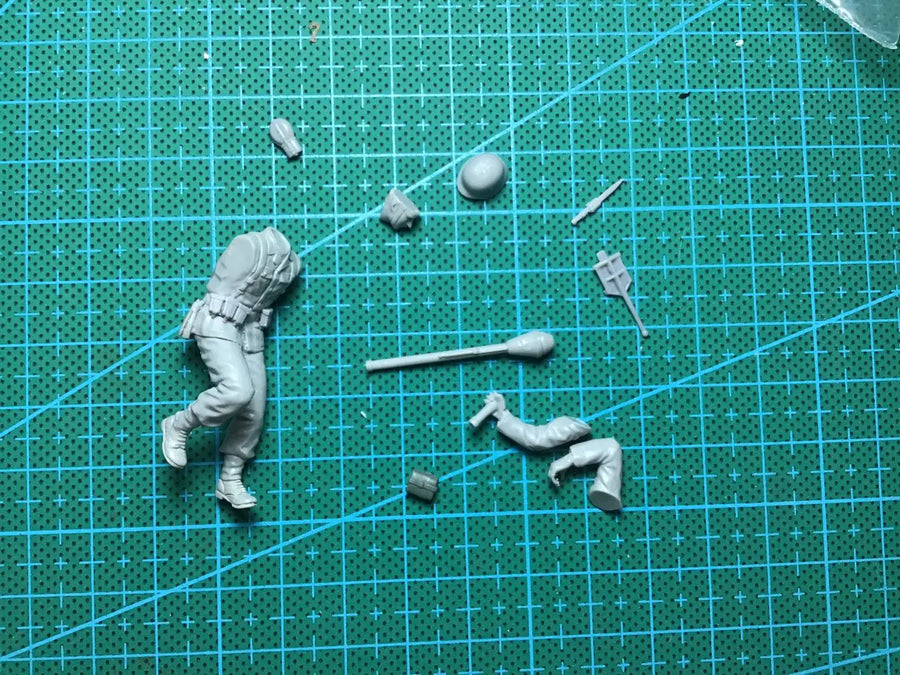 German Infantry Running with Panzerfaust 1/35 Resin Figure Kit - 1/35 resin model view 2