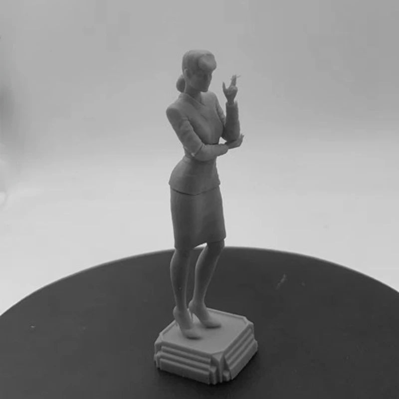 1950s Film Noir Femme Fatale with Cigarette 1/24 Resin Figure - 1/24 resin model view 3