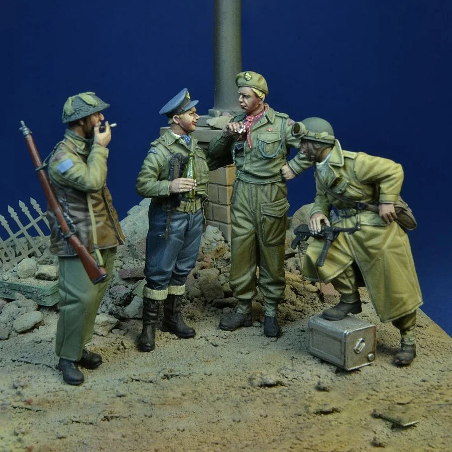 WWII Soviet Officers 4-Figure Diorama Set 1/35 Resin Kit - 1/35 resin model view 2