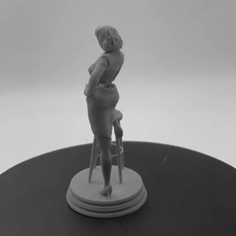 1940s Secret Agent Woman with Pistol 1/24 Resin Figure - 1/24 resin model view 5