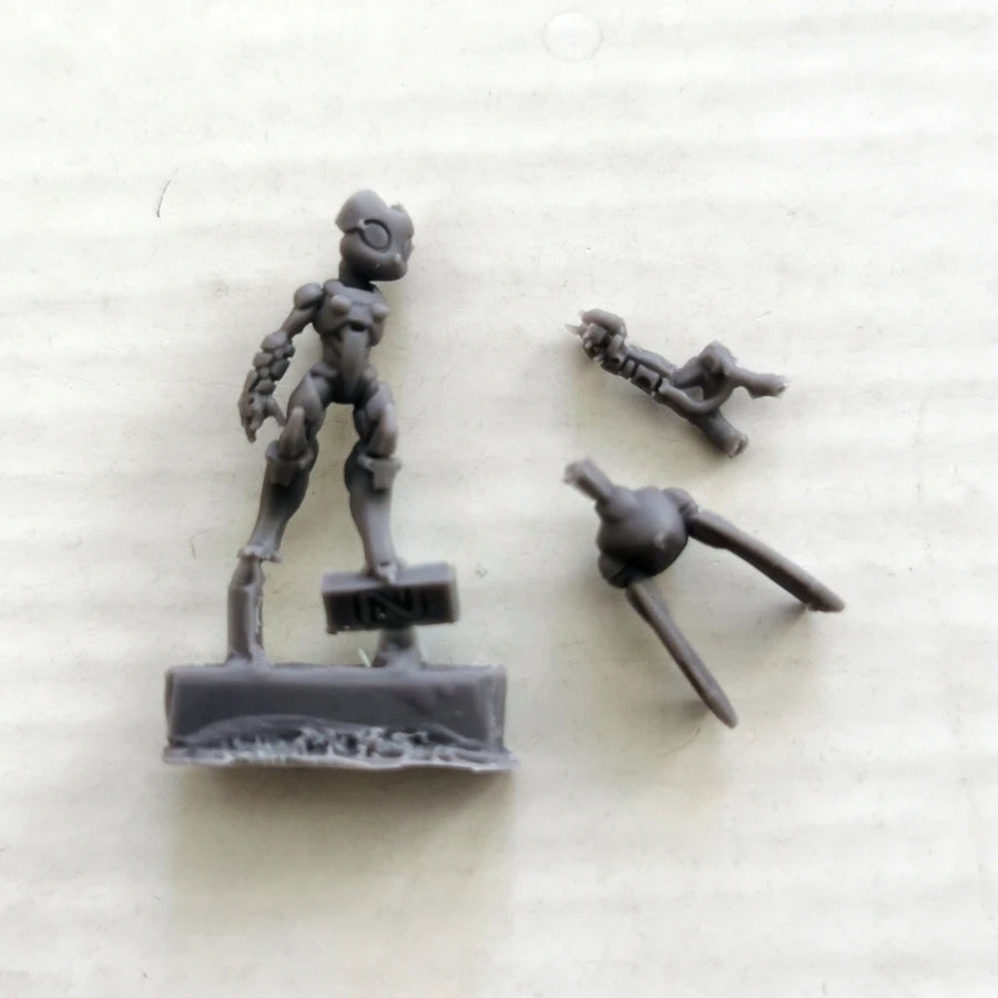 Sci-Fi Female Operatives Squad 28mm Stylized Resin Figure Set - resin model view 4