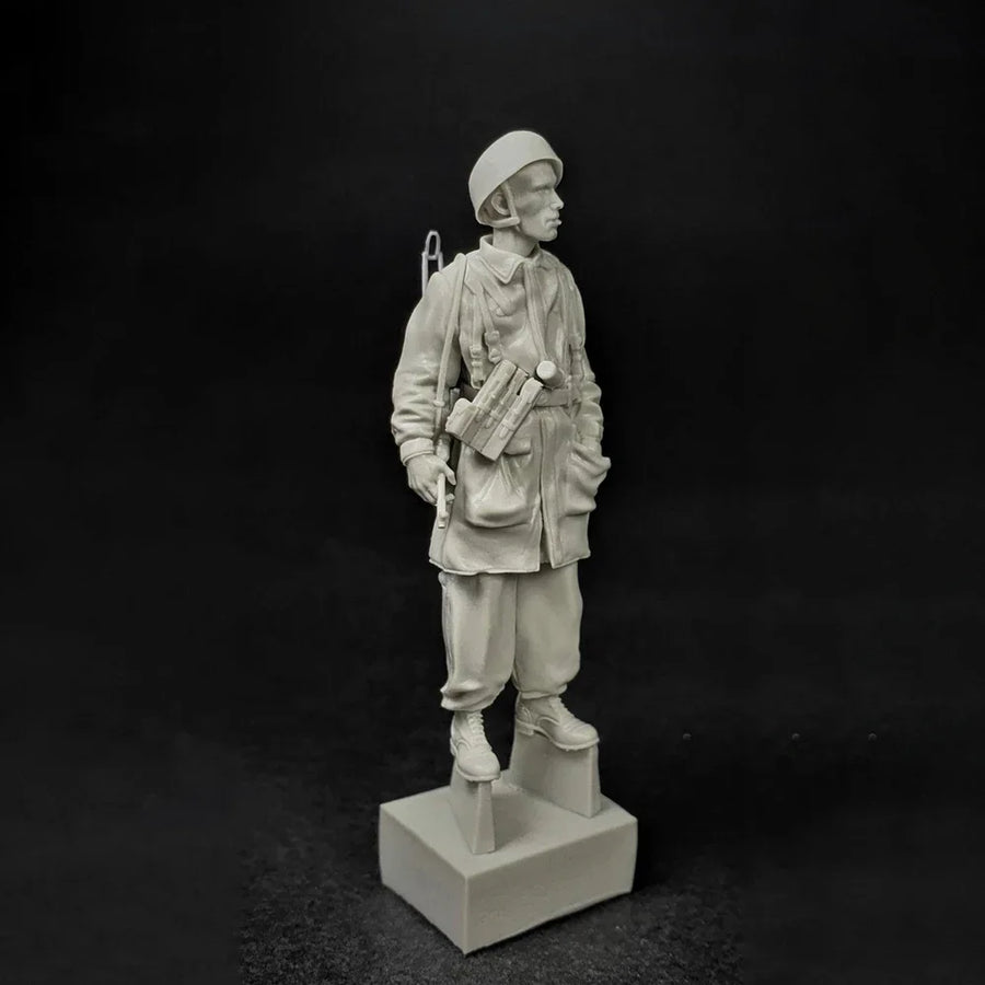 WWII US Army Infantryman with Rifle and Equipment 1/35 Resin Figure Kit (2 Figures) - resin model view 4