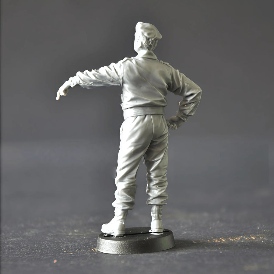 1/35 Scale WWII Mechanic Pointing Resin Figure Kit - 1/35 resin model view 2