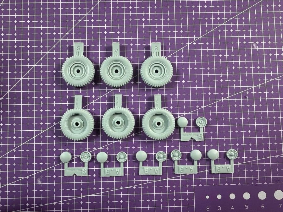 WWII German Horch Kfz.15 Sagged Wheel Set 1/35 Resin Model Kit - 1/35 resin model view 3