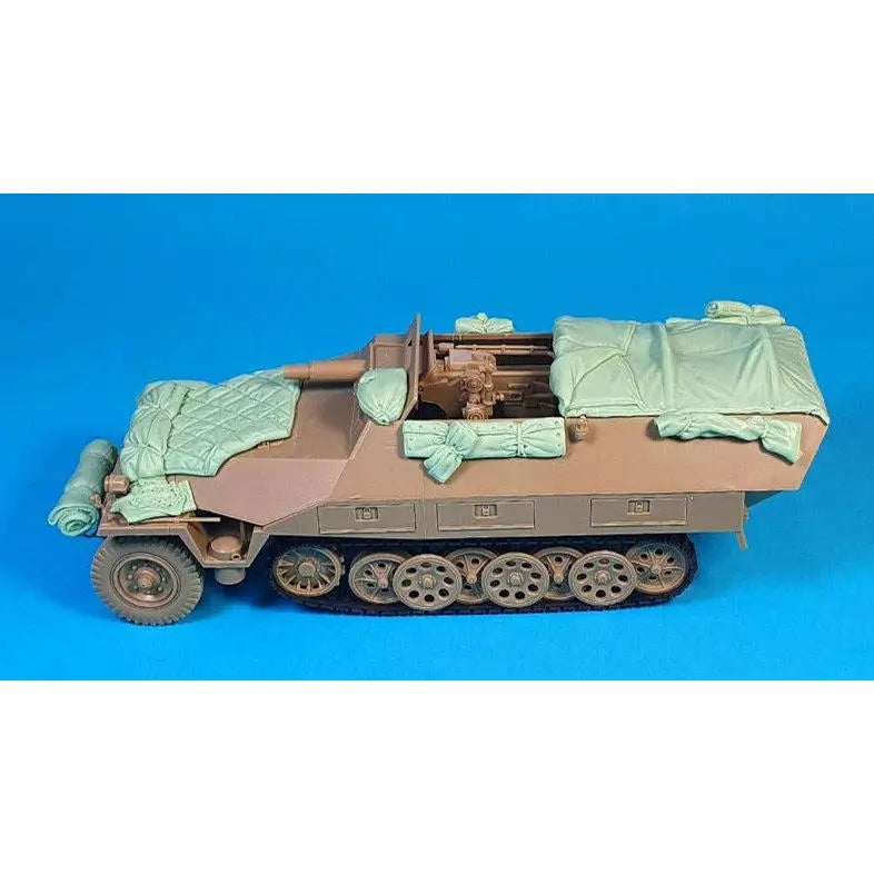 WWII German Sd.Kfz.251 Half-Track 1/35 Resin Model Kit - 1/35 resin model view 2