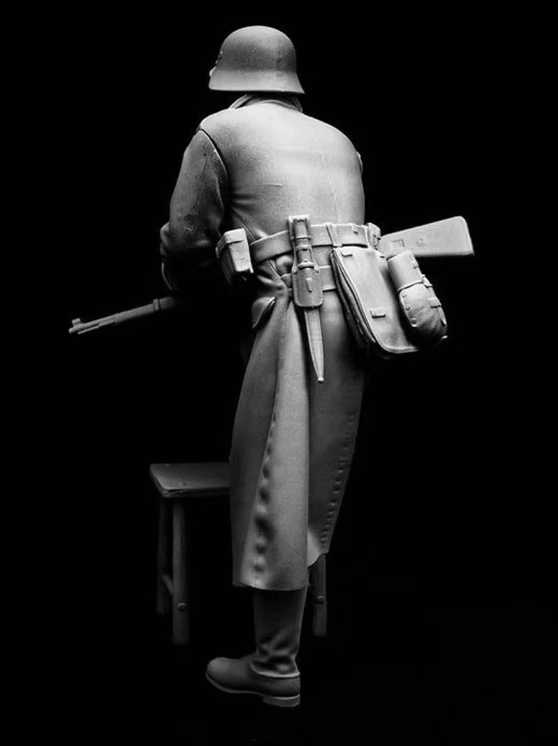 WWII German Wehrmacht Soldier with Rifle 1/16 Resin Figure - 1/16 resin model view 4