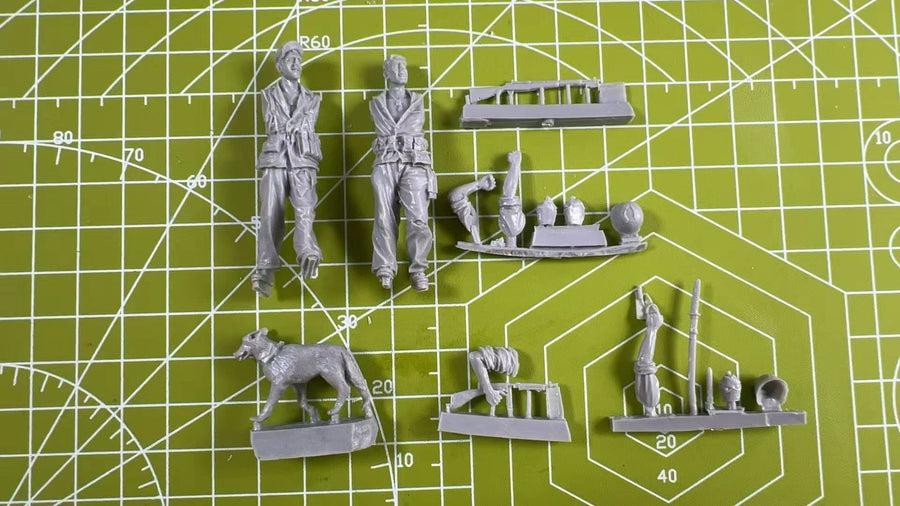 WWII Soviet Soldiers with Dogs Resin Figure Kit 1/35 Scale - 1/35 resin model view 3