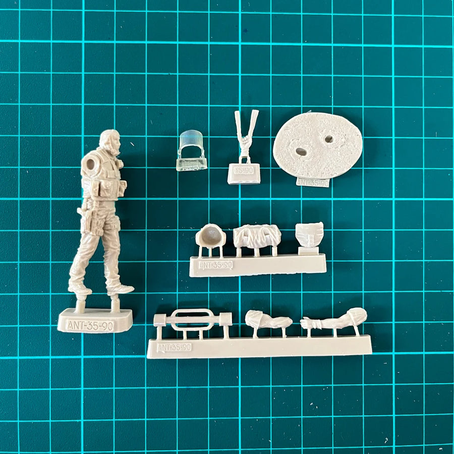 Modern Tactical Operator with Rifle 1/35 Resin Figure - 1/35 resin model view 4